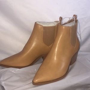 Brown heel boots universal thread